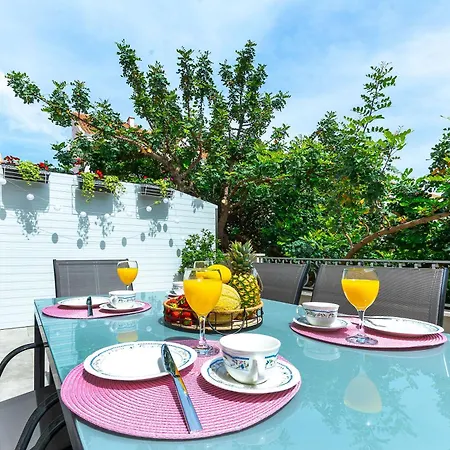 Apartment Aurora Omis Exterior photo