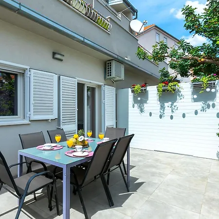 Apartment Aurora Omis Exterior photo