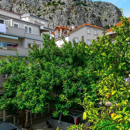 Apartment Aurora Omis Exterior photo
